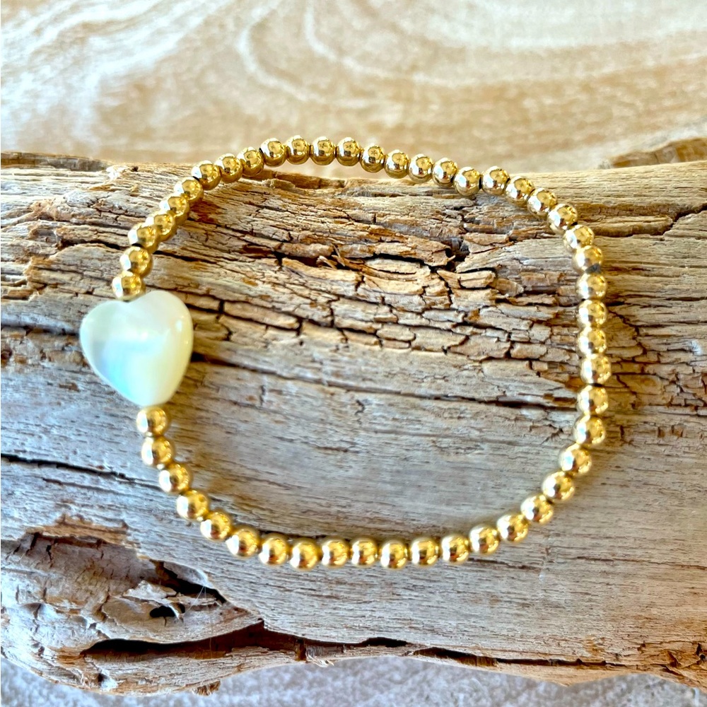Heart 💘
Handmade 14k gold filled stretch shell heart bracelet